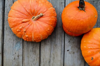 Eski ahşap bir masa üzerinde kabak