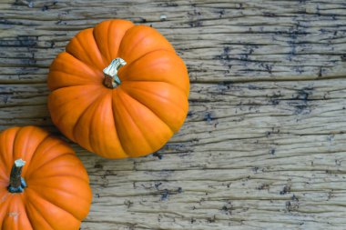 Ahşap arka planda balkabakları