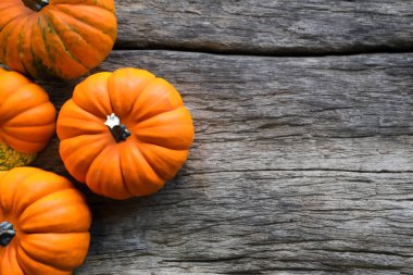 Balkabağı ve kuru yapraklarla ahşap masanın üzerinde düz bir şekilde yatıyordu. Metin için boşluk