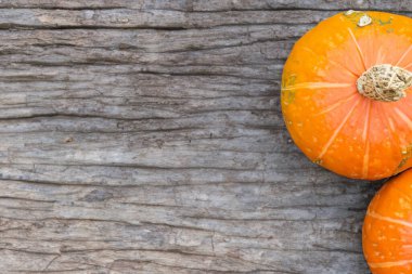 taze turuncu ahşap arka plan üzerinde kabak.