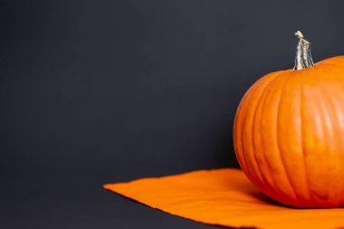 Siyah arkaplanda turuncu balkabağı