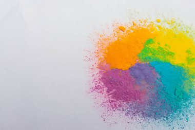 Beyaz arkaplanda renkli toz