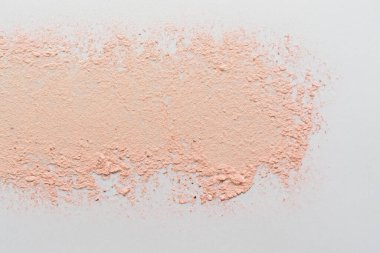 beyaz arkaplanda makyaj için toz