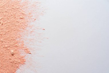 ezilmiş kozmetik tozu ve toz izole edildi