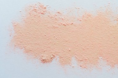 Beyaz üzerine pembe ve turuncu toz