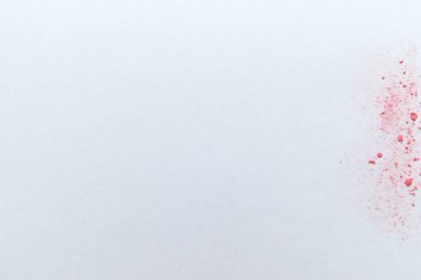 Beyaz yüzeyde kan lekeleri.