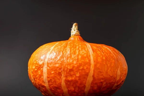 Eine Nahaufnahme Eines Orangefarbenen Halloween Kürbisses Isoliert Auf Schwarz — Stockfoto
