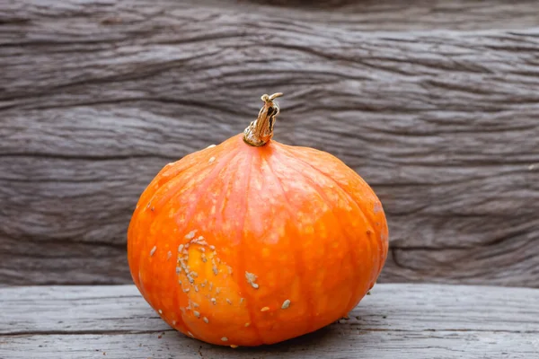 Pomarańczowa Dynia Drewnianym Tle Dekoracja Jesienna — Zdjęcie stockowe