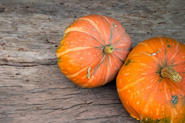 Ahşap arka planda balkabakları.