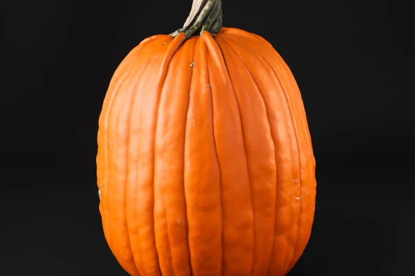 Egy Közeli Kép Egy Narancs Halloween Tök Egy Fekete Háttér — Stock Fotó
