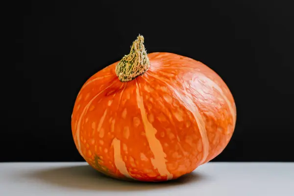 Вертикальный Селективный Снимок Оранжевой Тыквы Черным Фоном — стоковое фото