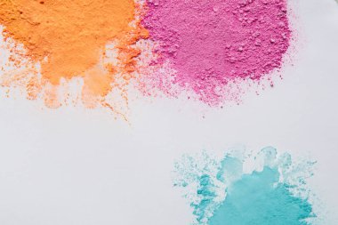 Makyaj için renkli göz gölgeleri ve toz.