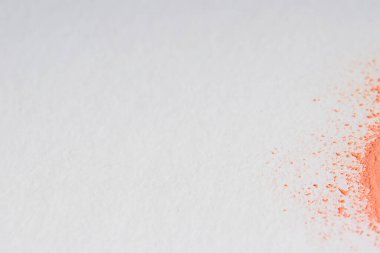 Beyaz arkaplanda kırmızı parıltı tozu.