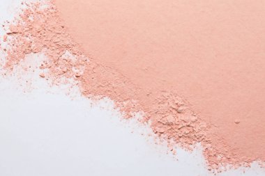 toz ezilmiş kozmetik beyaz arka planda izole.