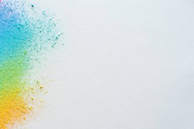 Renkli gökkuşağı pastel pudrası. Beyaz arka plan. Gökkuşağı tozu ve toz fırçası. renkli toz boya fırçası ve renkli boya.