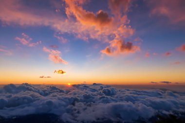 Karpatların dağlarında gündoğumu