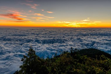 Güzel gün doğumu ve dağlarda gün doğumu