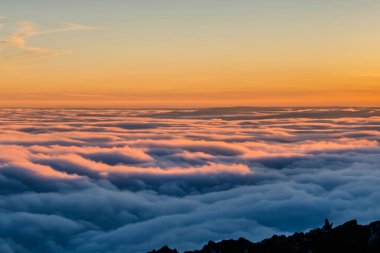 Dağlarda güzel bir gün batımı
