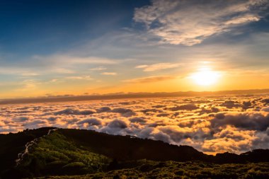 Dağları ve bulutları olan güzel bir manzara
