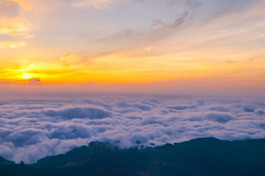 Dağların ardında güzel bir gün batımı