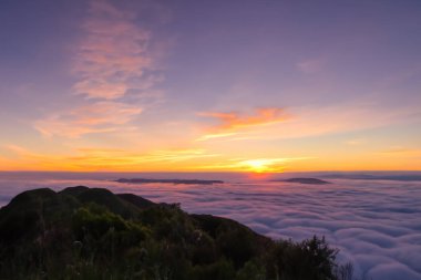 bulutların üzerinde gün doğumu ve bulutların üzerinde güneş ışığı