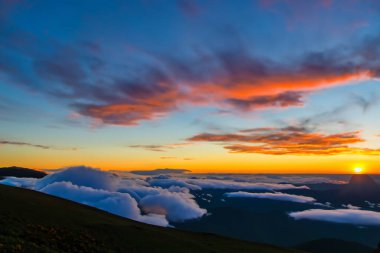 Dağlarda güzel bir gün batımı