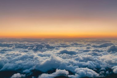Dağın üstünde güzel bir gün batımı