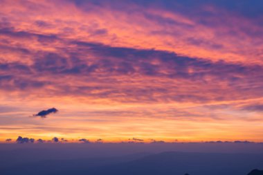 günbatımı gökyüzü ve dağ