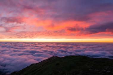 Dağlarda güzel bir gün batımı
