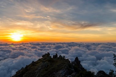 Dağlarda güzel bir gün batımı