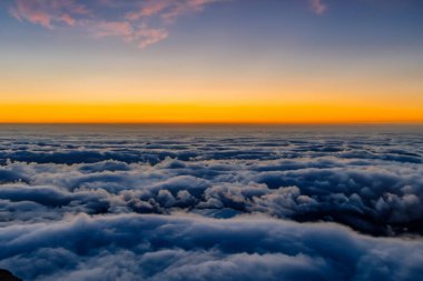 Bulutlarda güzel bir gün doğumu manzarası.