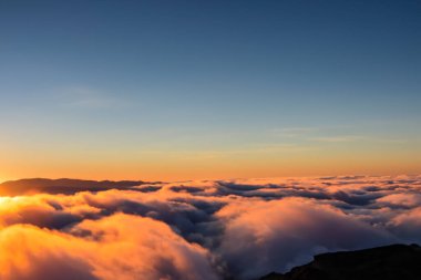 Dağlarda gün doğumu