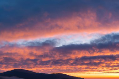 Bulutların üstünde gün batımı