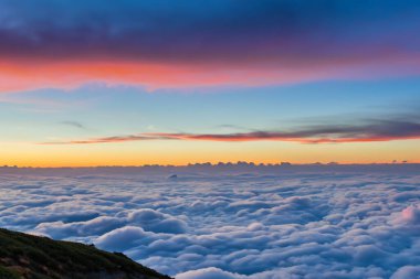 Dağları ve bulutları olan güzel bir manzara