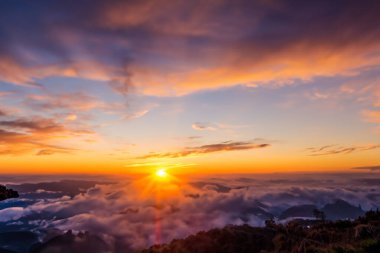 Dağın üstünde güzel bir gün batımı
