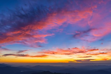 Güzel gün batımı gökyüzü bulutlu