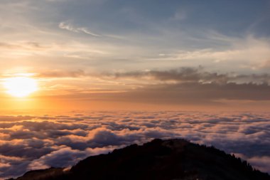 Dağın tepesinde güzel bir gün batımı