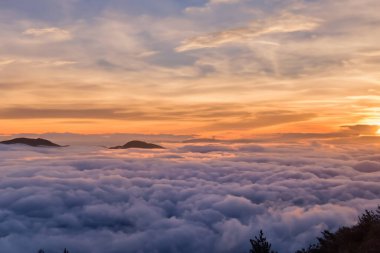 Dağlarda güzel bir gün batımı