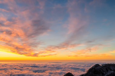 Bulutlu dağlarda gün doğumu