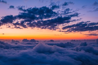 Dağlarda gün doğumu