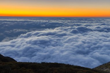 Gökyüzündeki bulutların üzerinde güzel bir manzara
