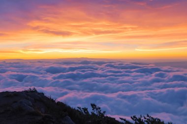 Bulutların dağlarında inanılmaz bir gün doğumu.
