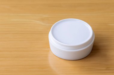 Kozmetik için plastik şişe ahşap masada. boş beyaz ambalaj