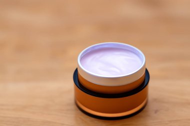 Ahşap bir masada kozmetik kavanozu