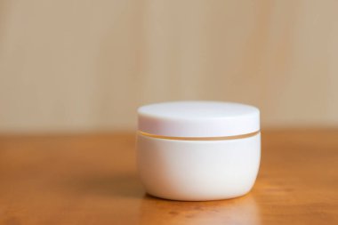 Ahşap masada beyaz krema.