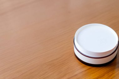 Ahşap bir masada kozmetik krem. kozmetik, güzellik, vücut bakımı