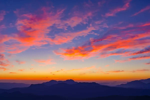 Cielo Colorido Puesta Sol Montañas Paisaje —  Fotos de Stock