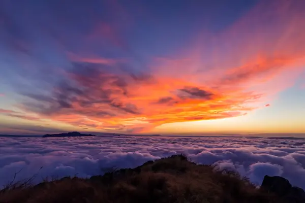 Sonnenaufgang Den Bergen Mit Bunten Wolken — Stockfoto