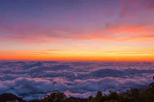 Восход Солнца Утром Горой Облаках — стоковое фото