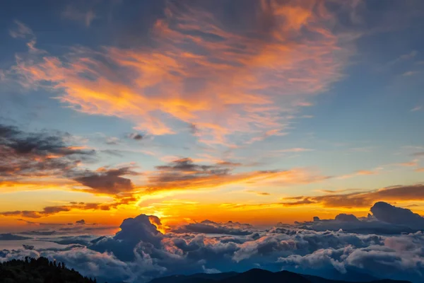 Красивый Закат Над Горой — стоковое фото